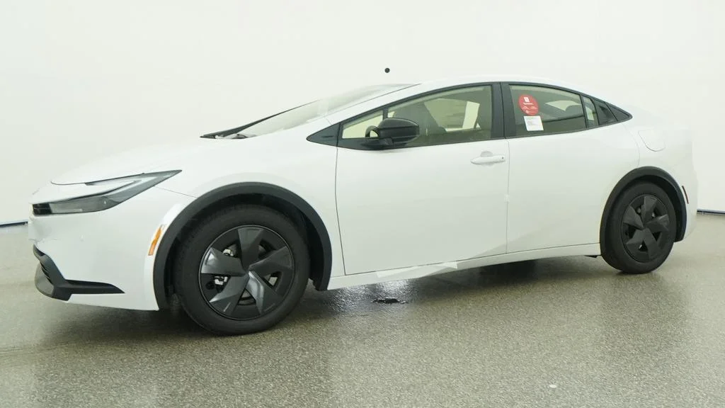 New 2027 Wind Chill Pearl Toyota LE image 4