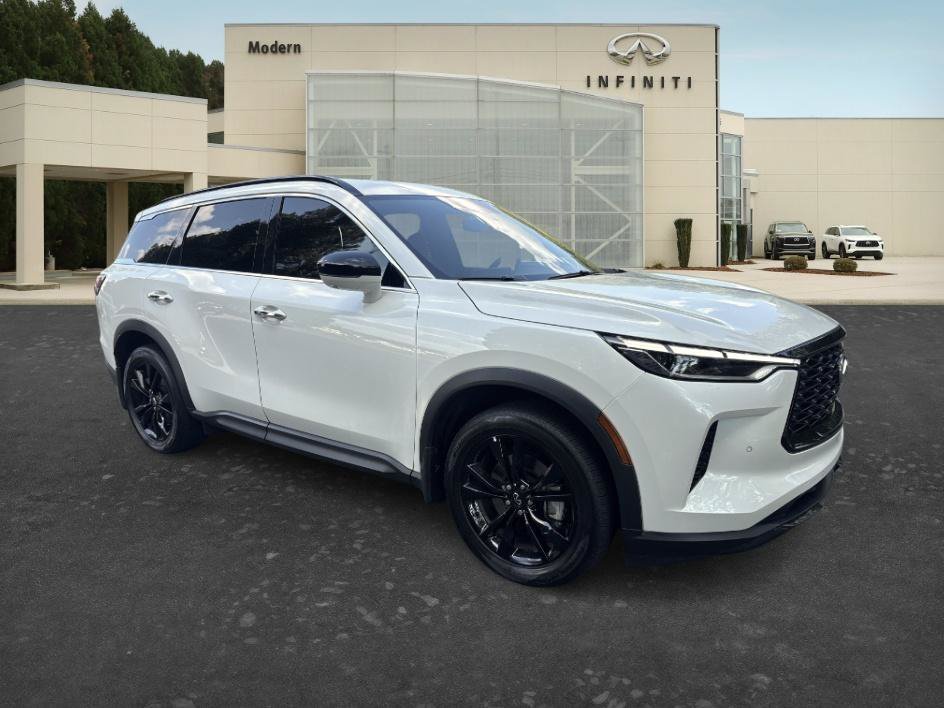 Used 2025 Majestic White INFINITI LUXE image 3