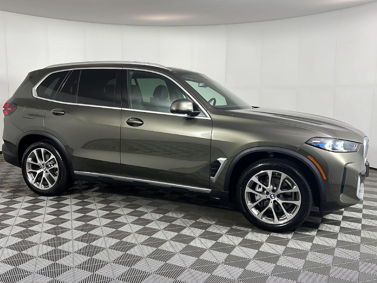 Used 2025 Manhattan Green Metallic BMW xDrive40i image 3