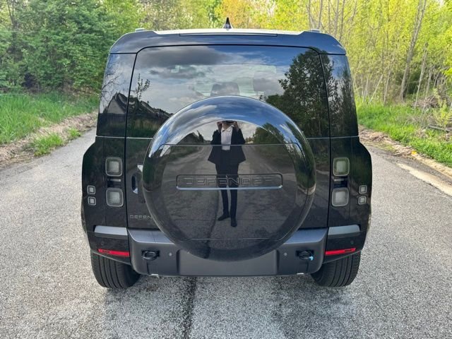 New 2026 Santorini Black Land Rover X-Dynamic SE image 6