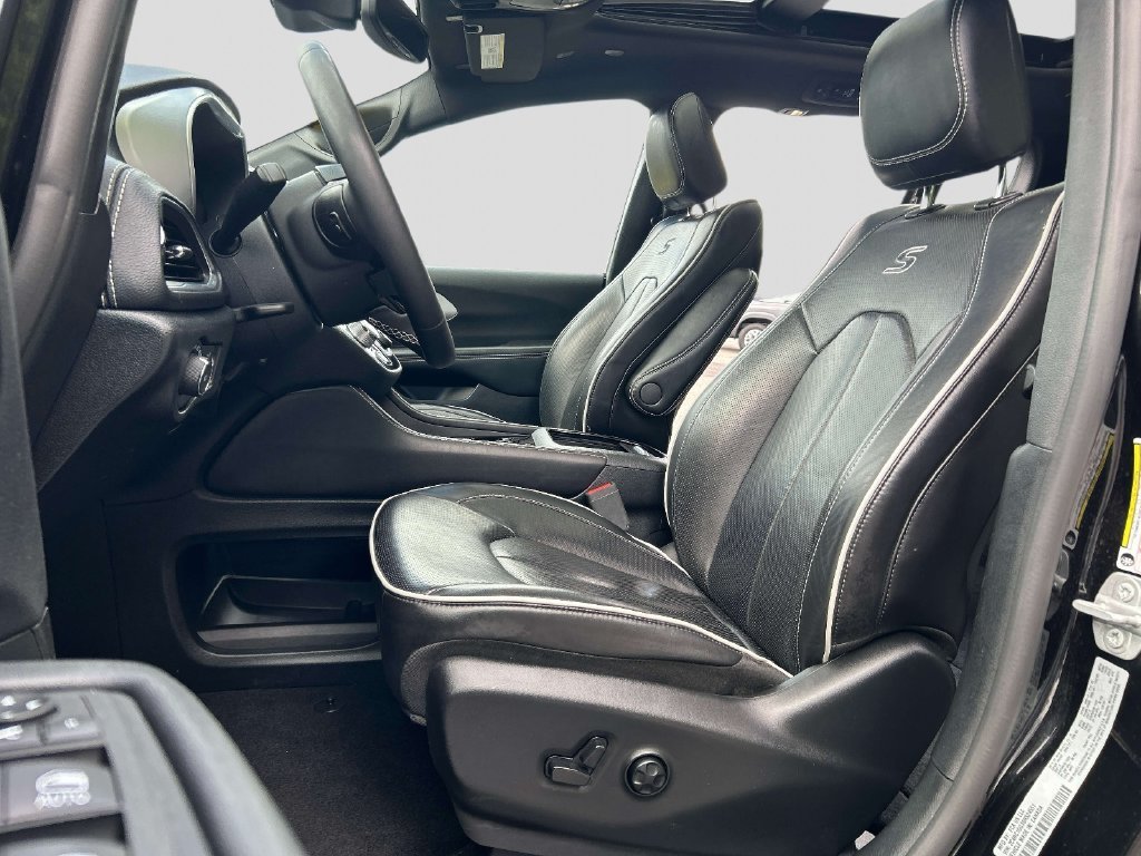 Used 2025 Black Chrysler Limited image 18