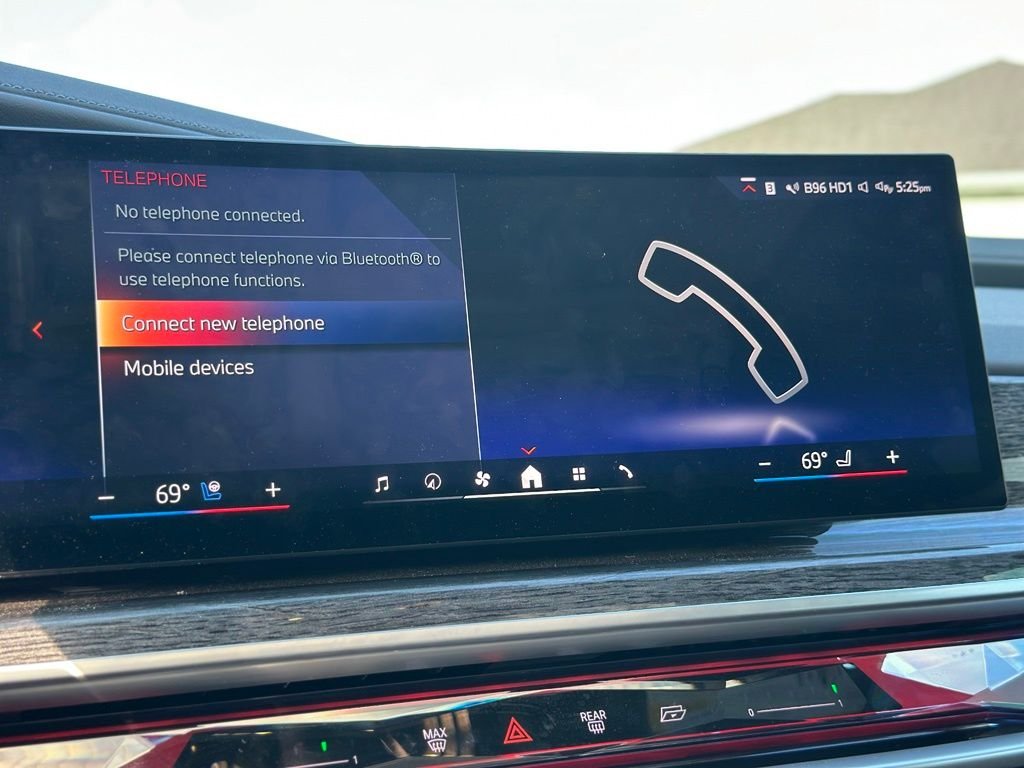 Used 2025 Black BMW 760i xDrive image 39