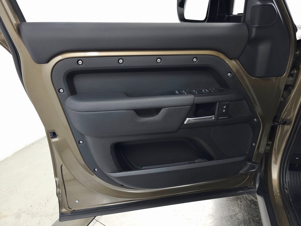 2025 LAND ROVER DEFENDER - Image 13