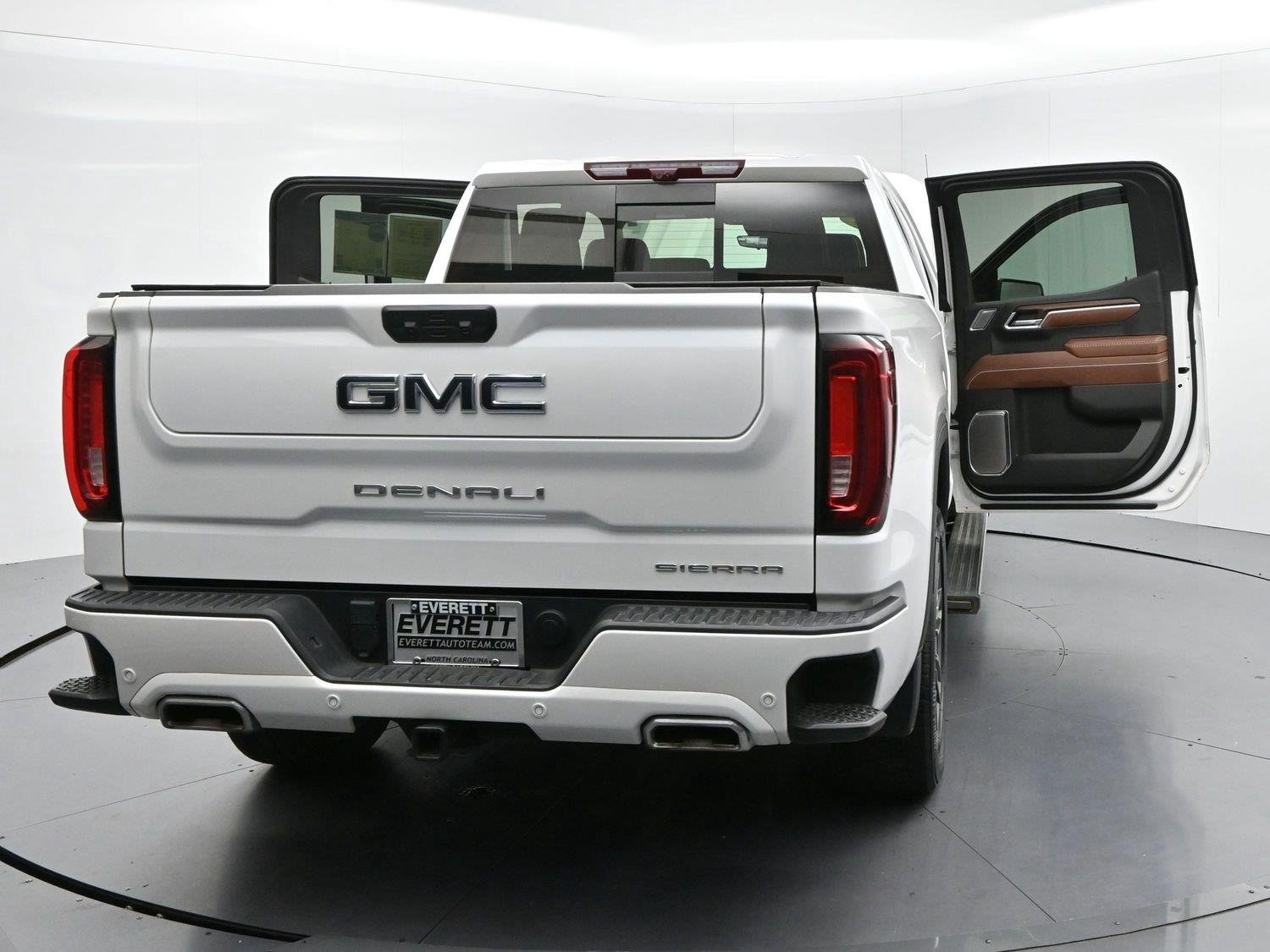 Used 2025 White Frost Tricoat GMC Denali Ultimate image 45