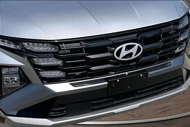 Used 2025 Silver Hyundai SEL image 25