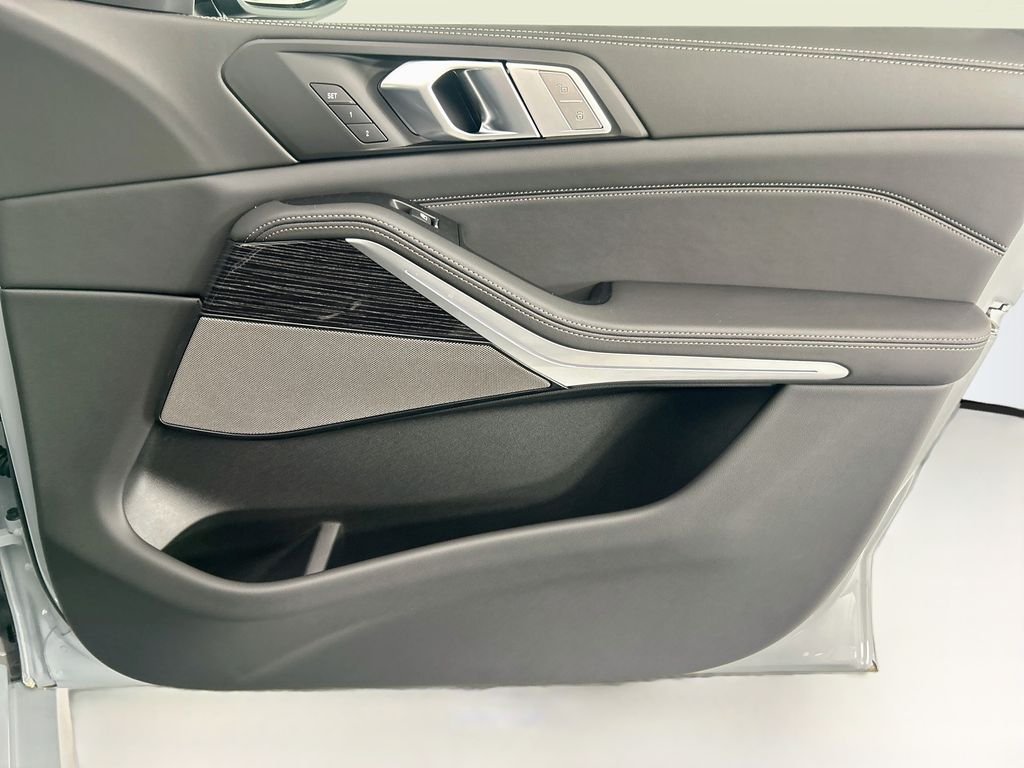 New 2027 Gray Metallic BMW xDrive40i image 24