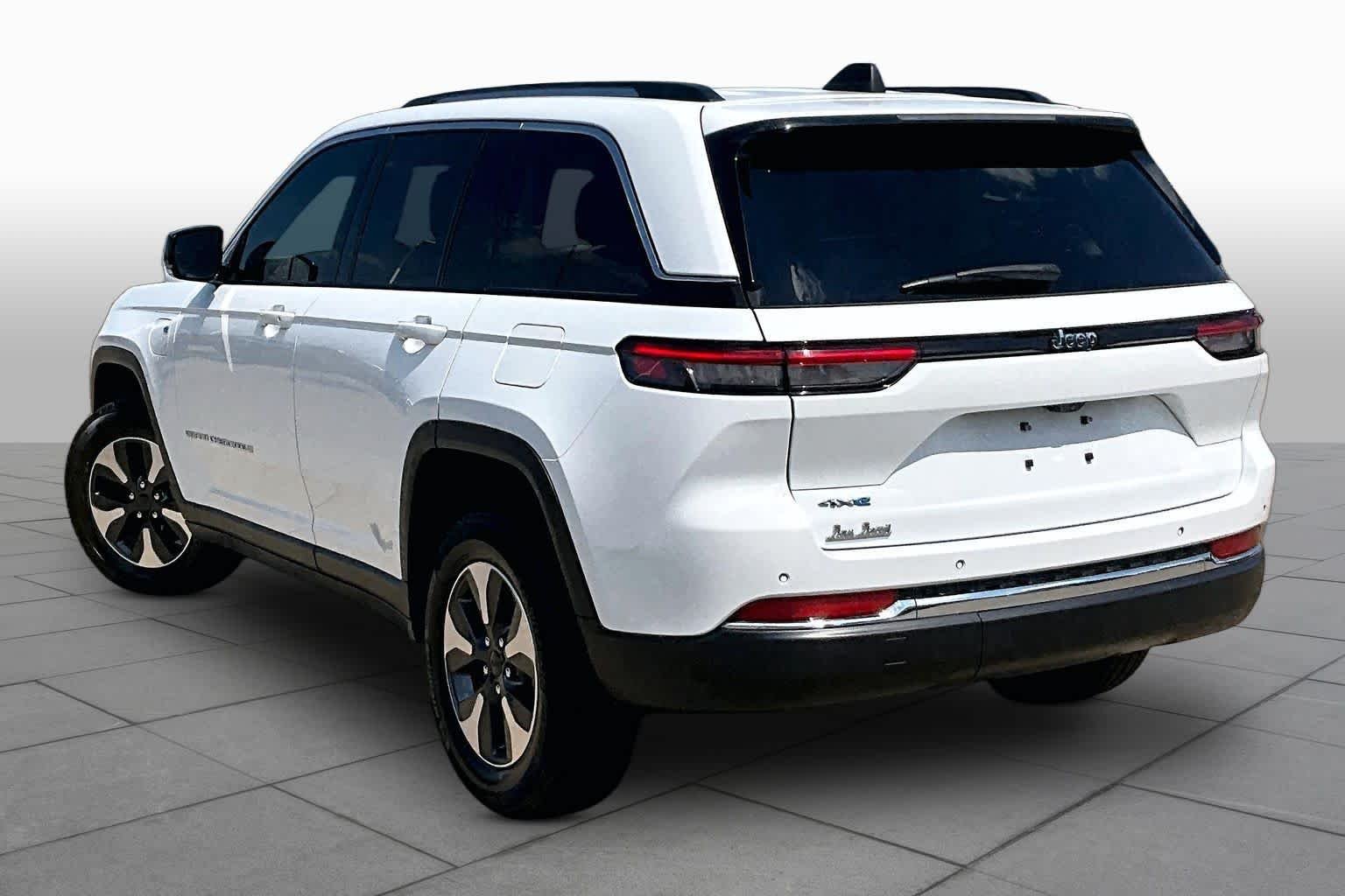 Used 2022 Bright White Clearcoat Jeep  image 12