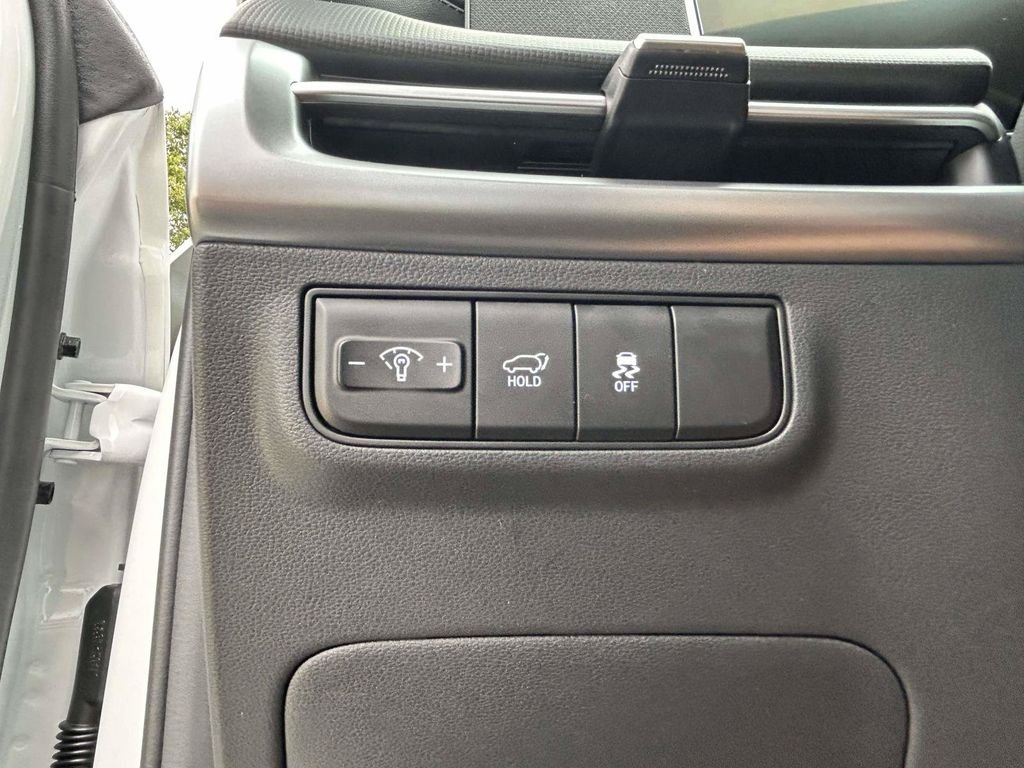 New 2026 White Hyundai SEL Plus FWD image 17