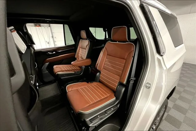 Used 2023 White Frost Tricoat GMC Denali Ultimate image 25