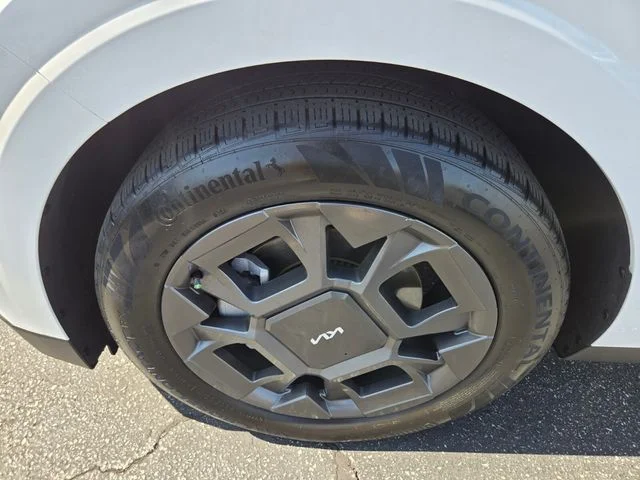 Used 2025 White Kia SX image 25