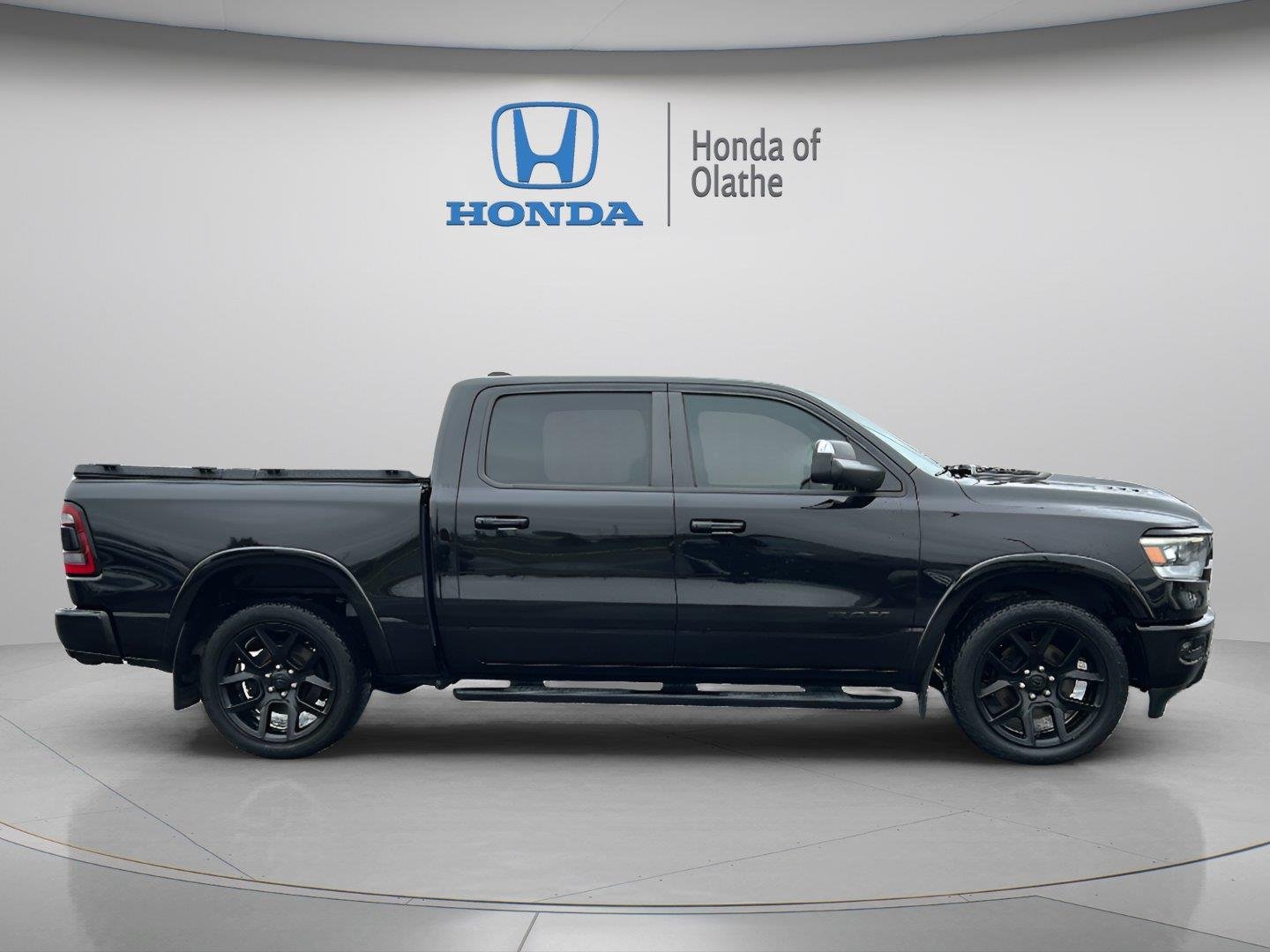 Used 2020 RAM Ram 1500 Pickup Laramie with VIN 1C6SRFJT8LN385557 for sale in Kansas City