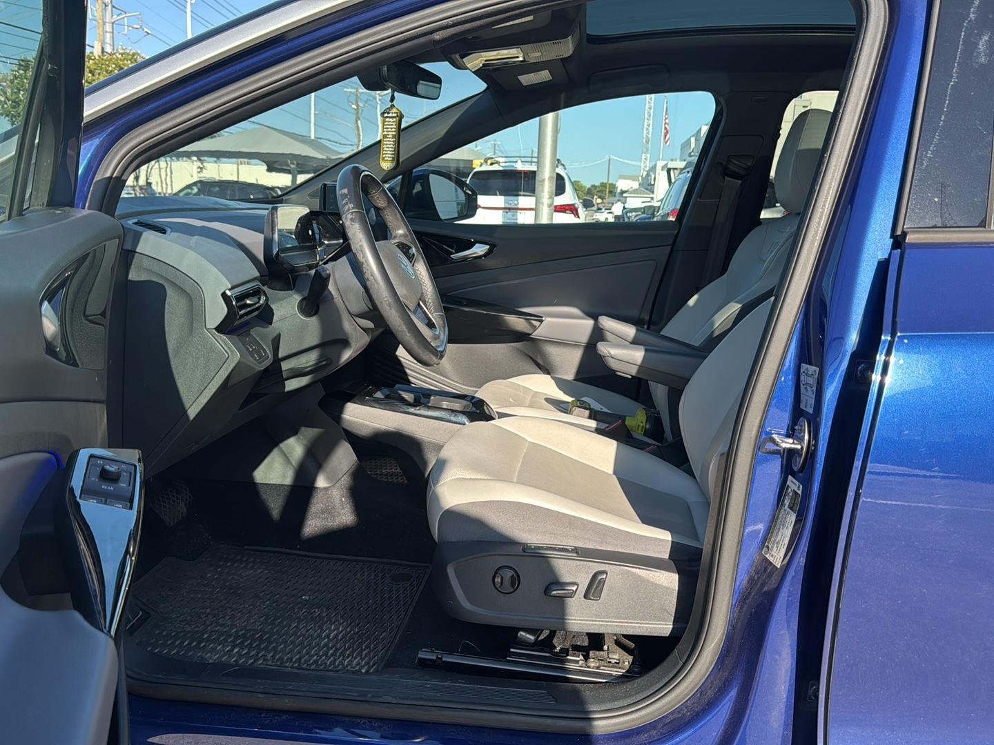 Used 2022 Dusk Blue Metallic Volkswagen Pro S image 9