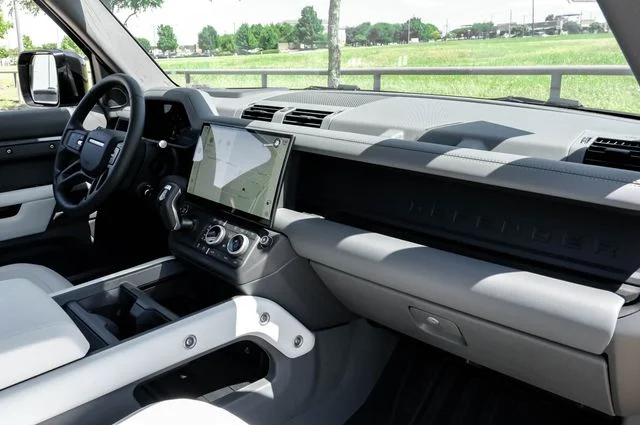 New 2026 Tasman Blue Land Rover X-Dynamic SE image 17