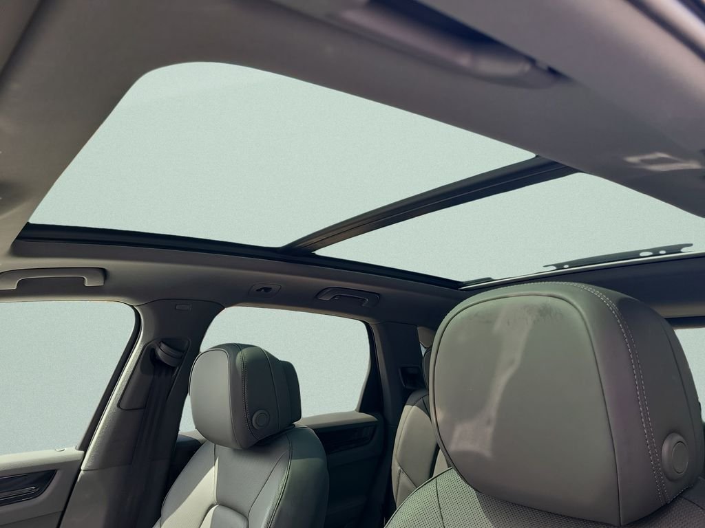 Used 2021  Porsche Base image 17