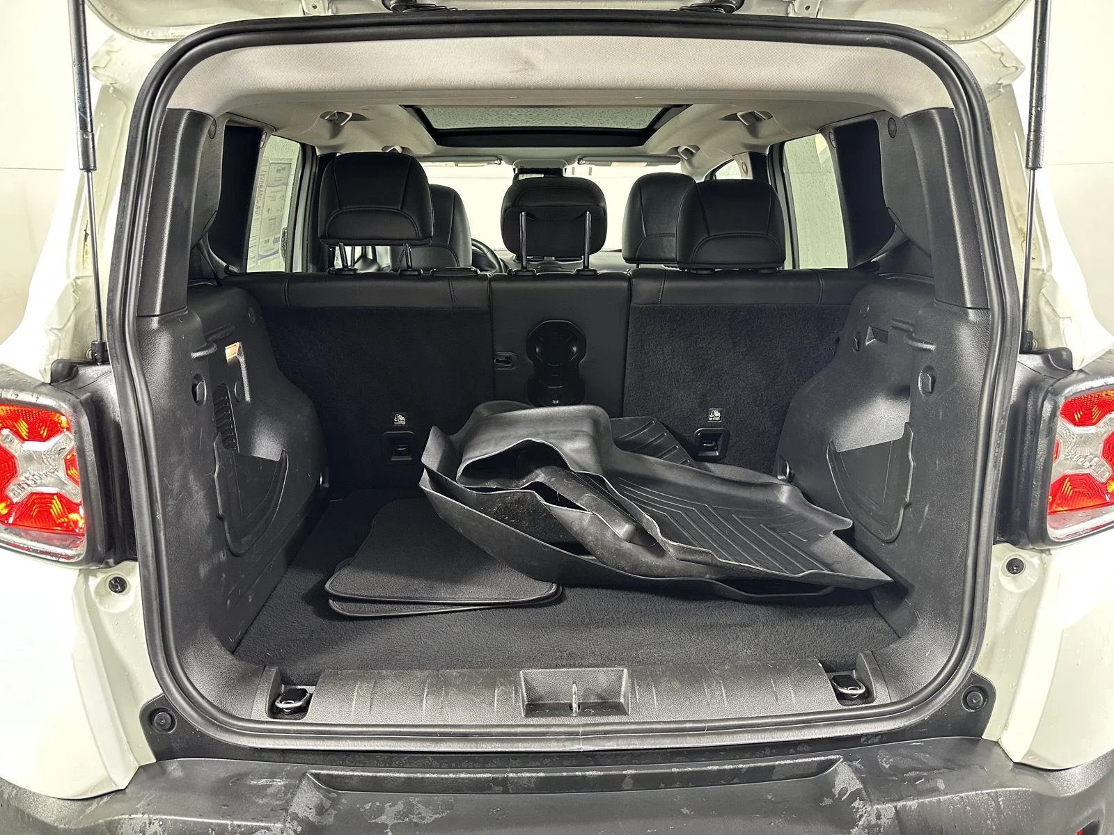 Used 2020 Alpine White Clearcoat Jeep Limited image 24