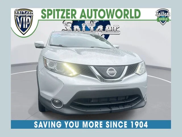 Used 2018 Silver Nissan SL image 1