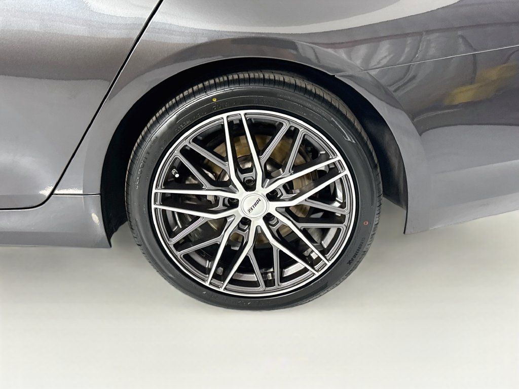 Used 2022 Dark Graphite BMW 530e iPerformance image 32