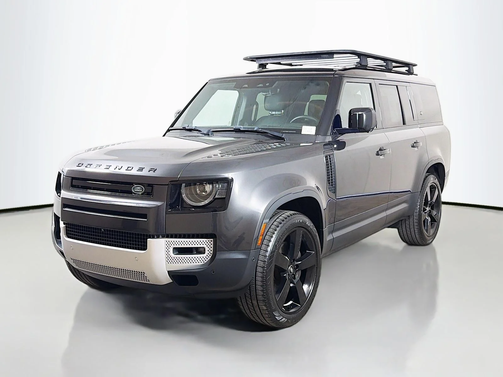 2023 Land Rover Defender SE's photo