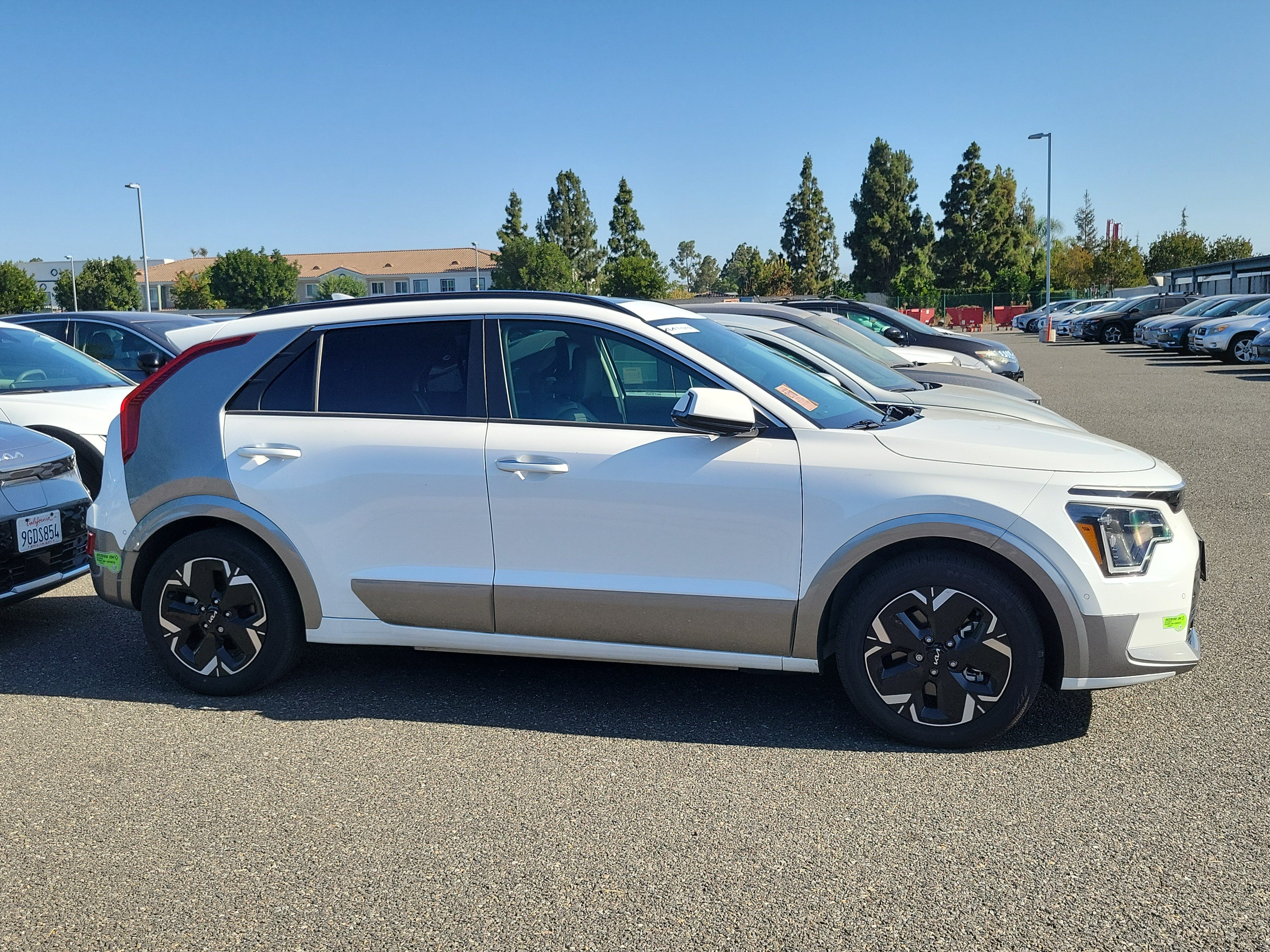 Used 2023 Snow White Pearl Kia Wave image 4