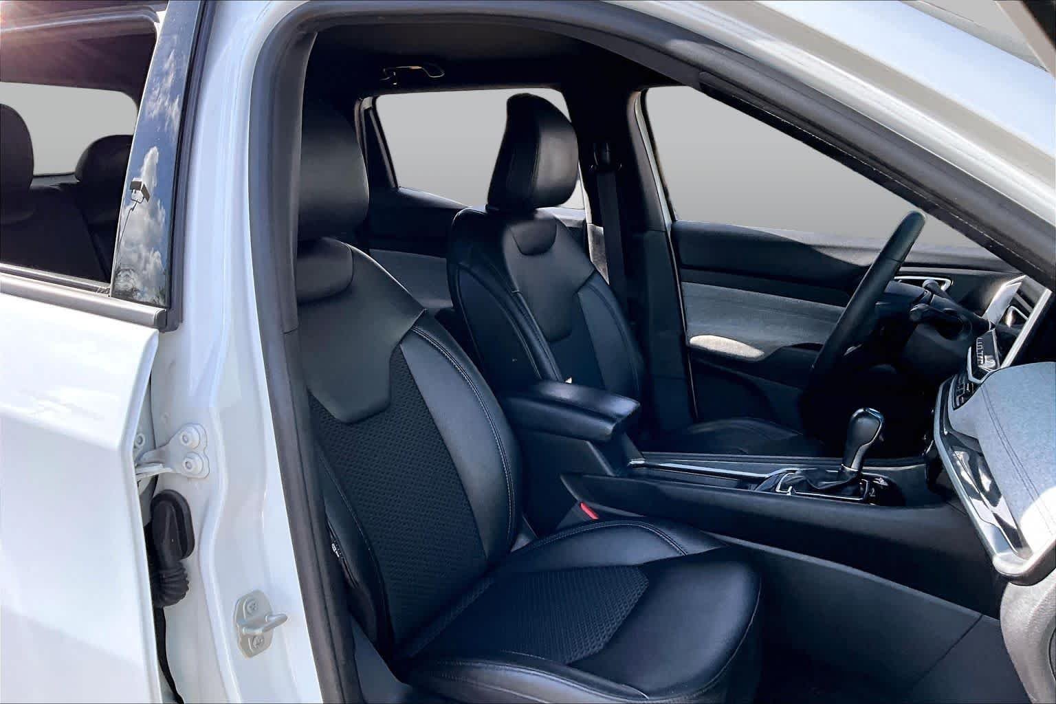 Used 2024 Bright White Clearcoat Jeep Latitude image 9