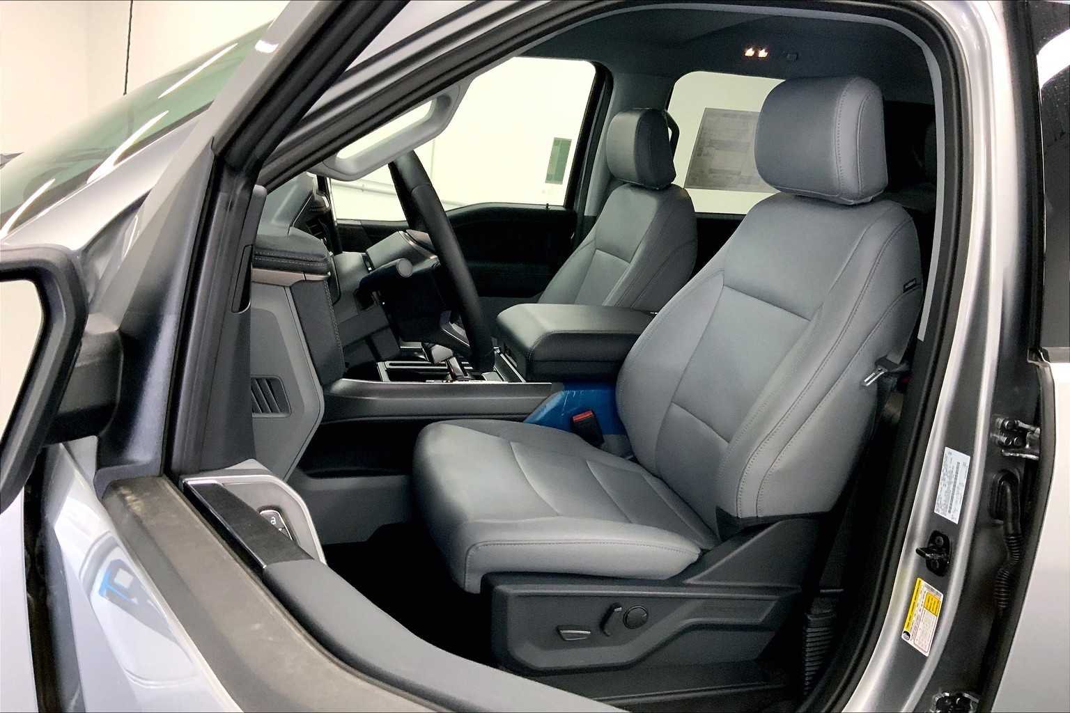 2025 Ford F-150 Lightning Flash - Photo 8