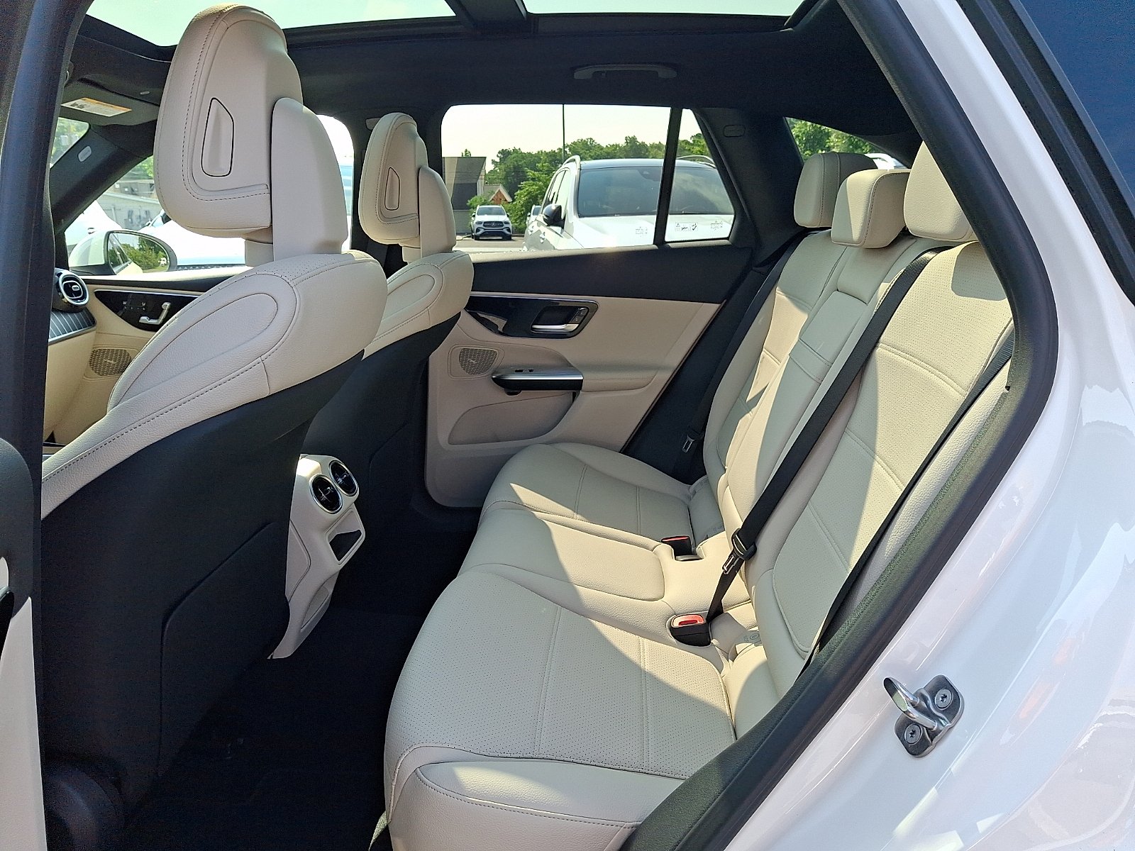 New 2026 Polar White Mercedes-Benz GLC 300 image 6