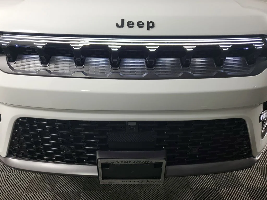 New 2026 Bright White Clear-Coat Exterior Paint Jeep Limited Reserve image 10