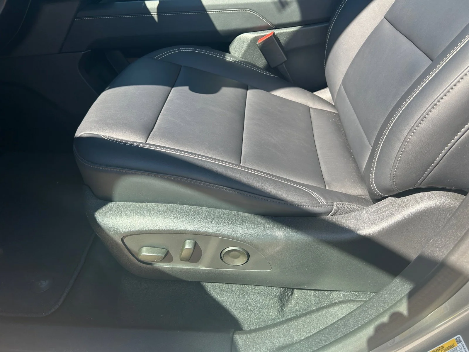 Used 2026 Silver GMC Elevation AWD image 15