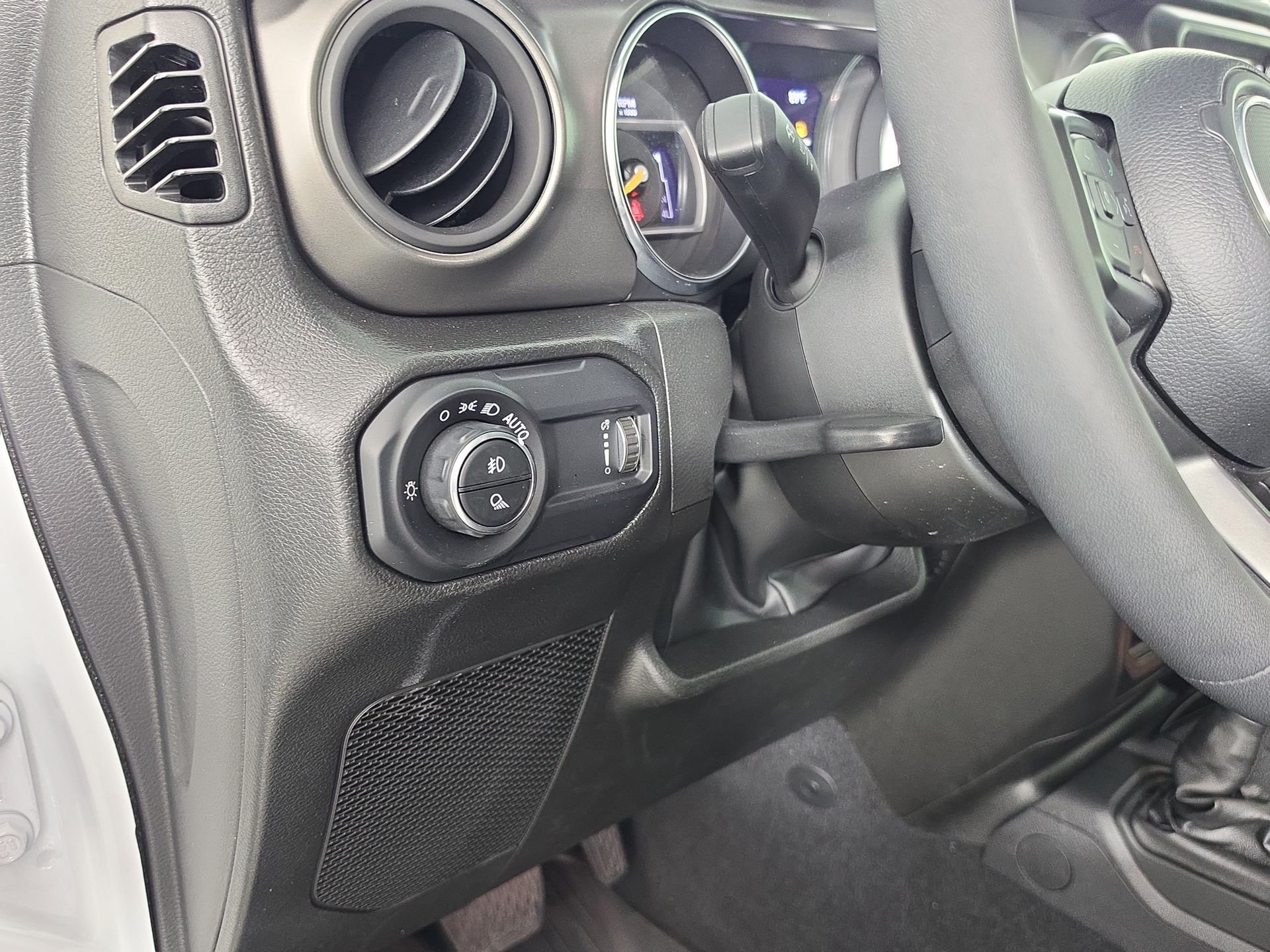 Used 2023 White Jeep Sport S image 9