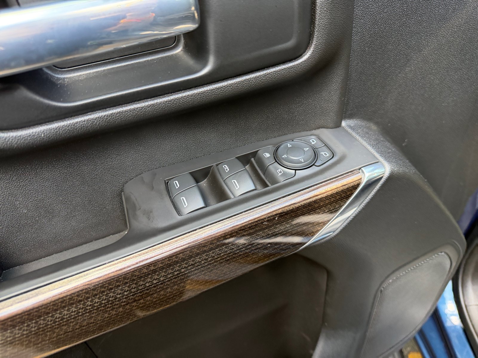 Used 2021 Northsky Blue Metallic Chevrolet LT image 27