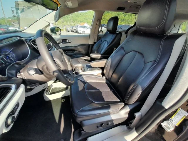 Used 2023 Black Chrysler Touring L image 39
