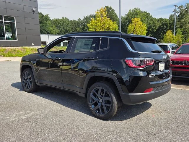New 2026 Diamond Black Crystal Pearl-Coat Exterior Paint Jeep  image 6