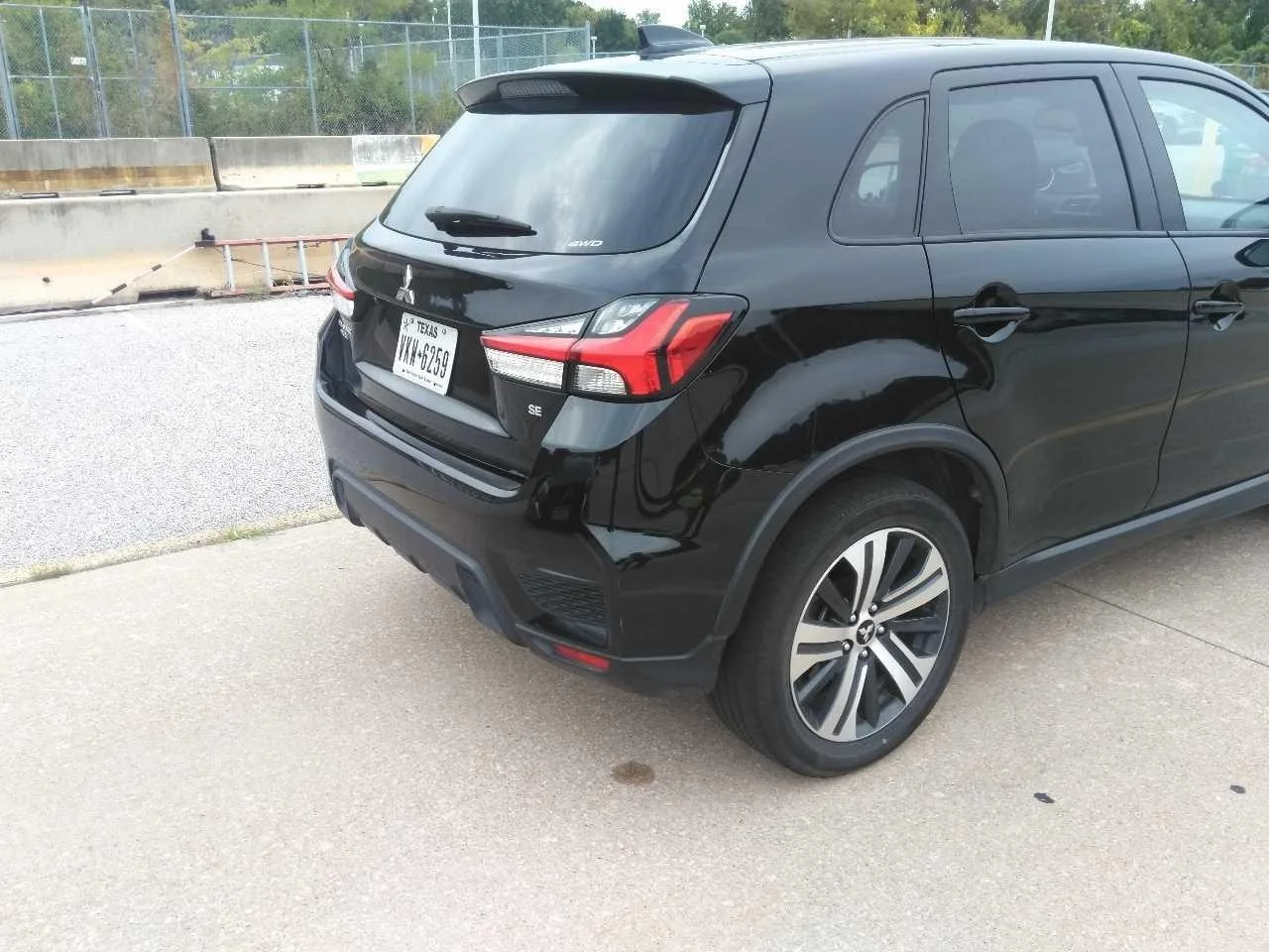 Used 2024 Labrador Black Pearl Mitsubishi SE image 3