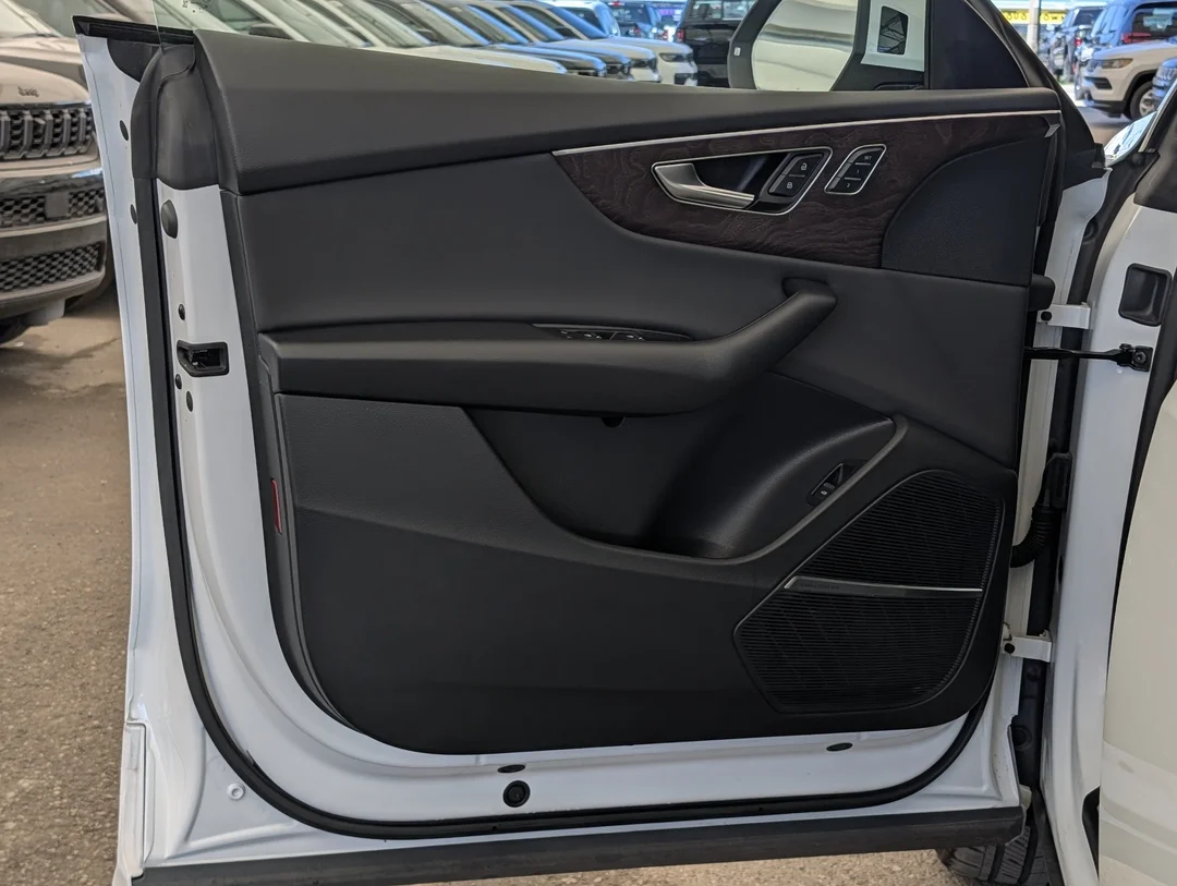 Used 2019  Audi Technik - S-Line - Leather - Sunroof - HUD - Heated/Ventilated Seats image 11