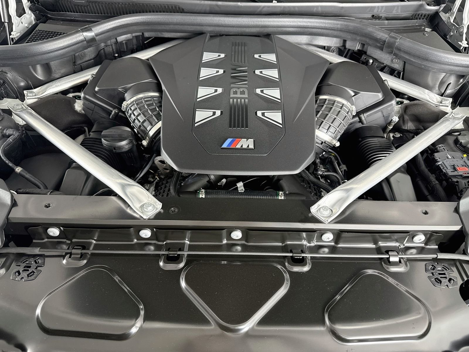 New 2027 Alpine White BMW M60i image 33