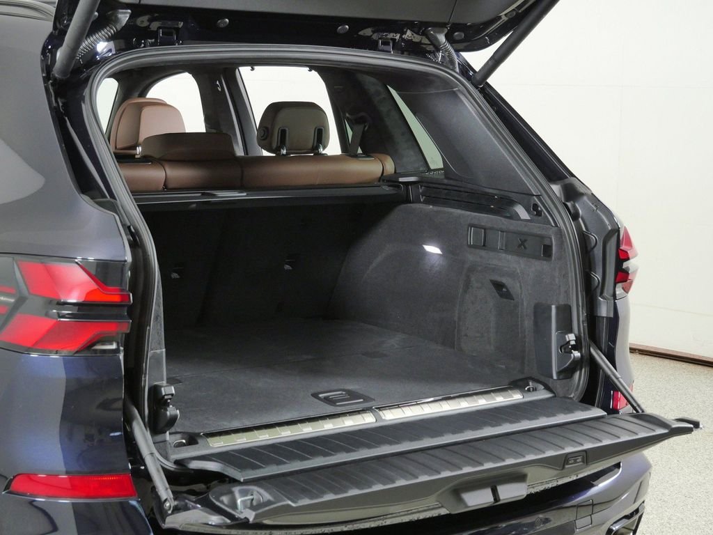 New 2026 Carbon Black Metallic BMW xDrive50e image 29