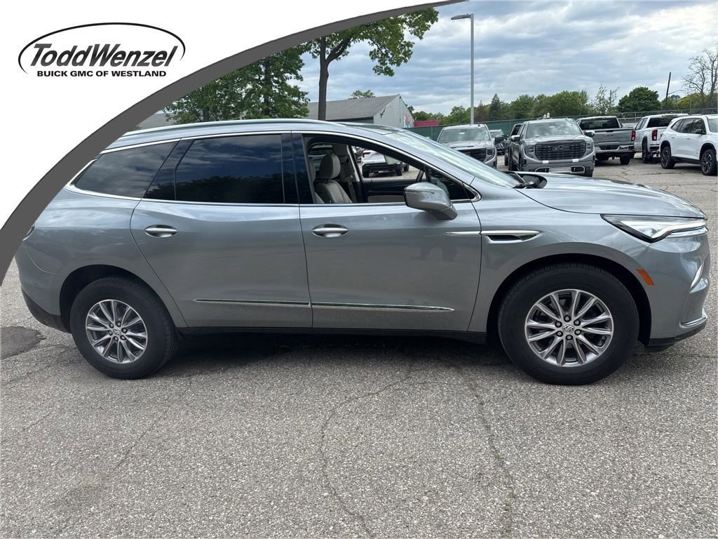 2023 Buick Enclave Essence AWD's photo