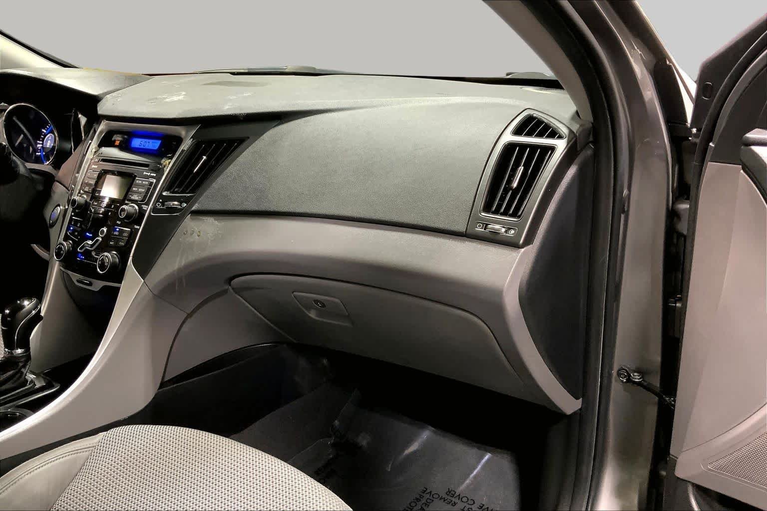Used 2011 Harbor Gray Metallic Hyundai SE image 18