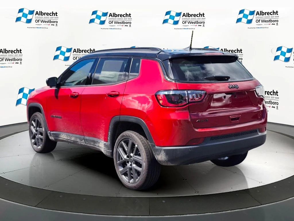 New 2026 Red Hot Pearl-Coat Exterior Paint Jeep Limited image 3