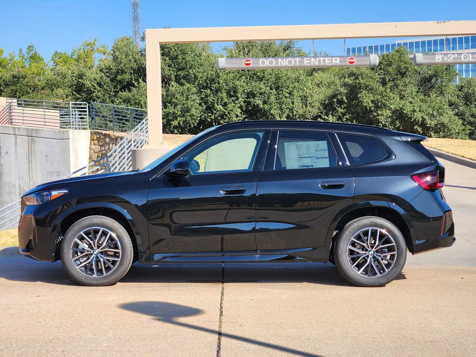 New 2027 Black Sapphire Metallic BMW xDrive28i image 2