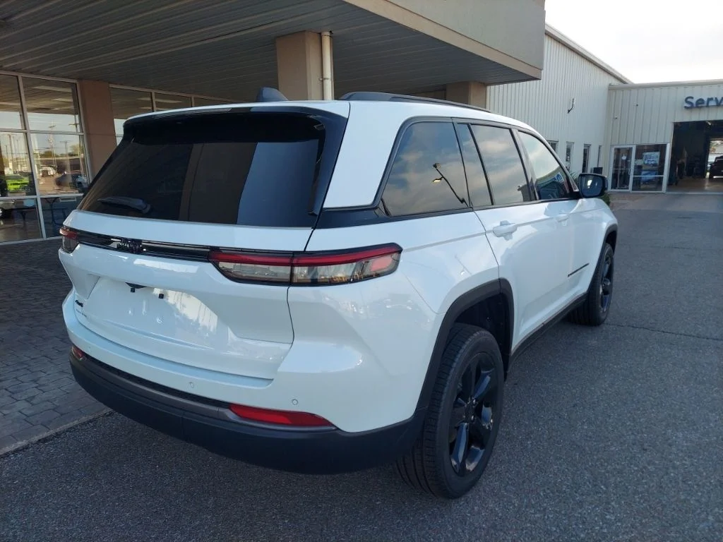 New 2026 Bright White Clear-Coat Exterior Paint Jeep Limited image 7