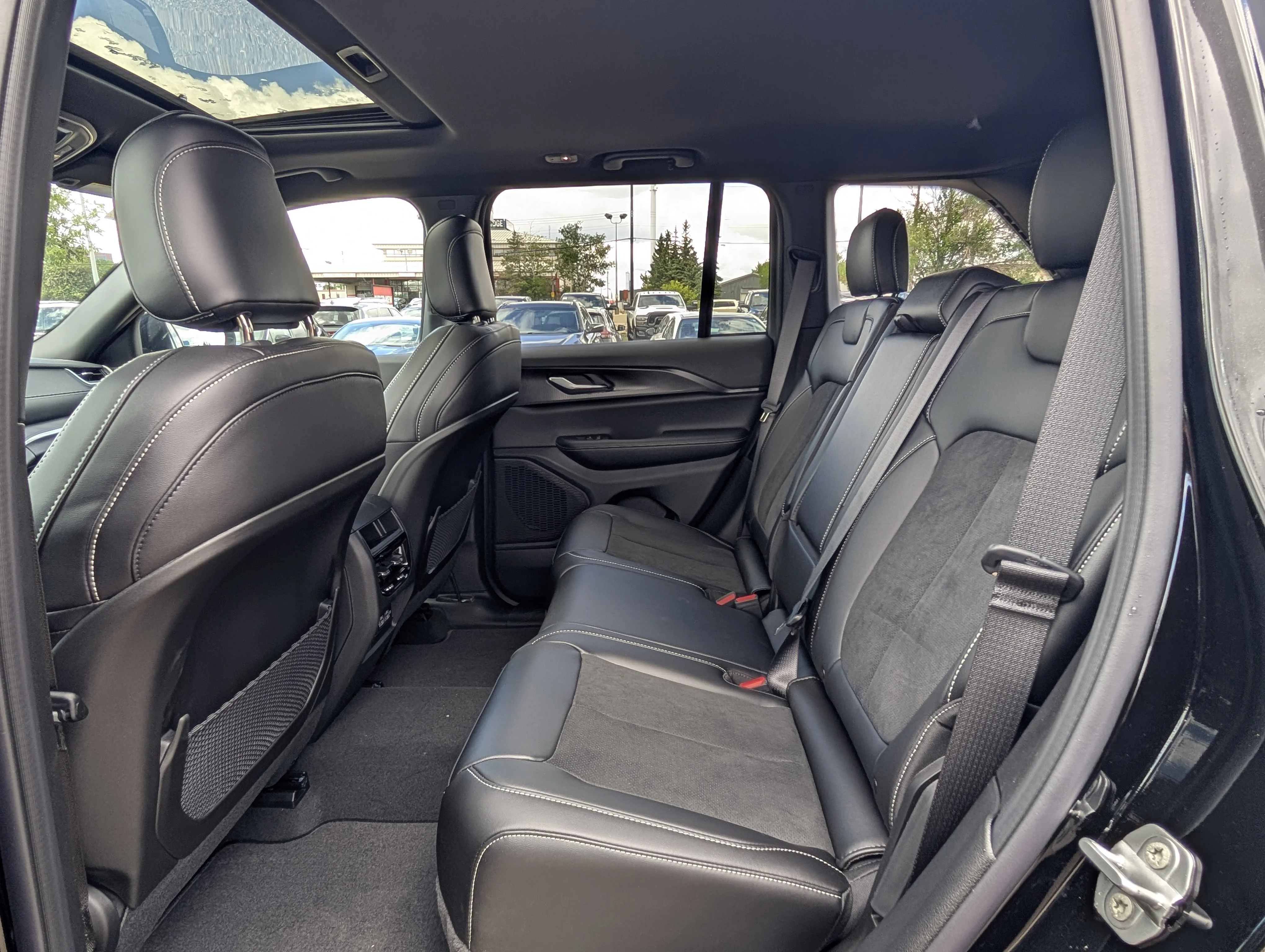 New 2025 Diamond Black Crystal Pearl Jeep Altitude image 20