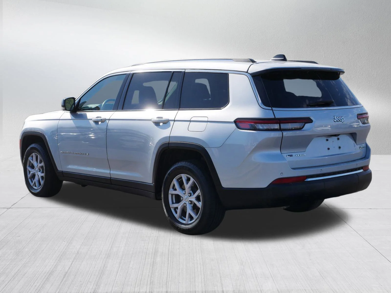Used 2022 Silver Zynith Jeep Limited image 5