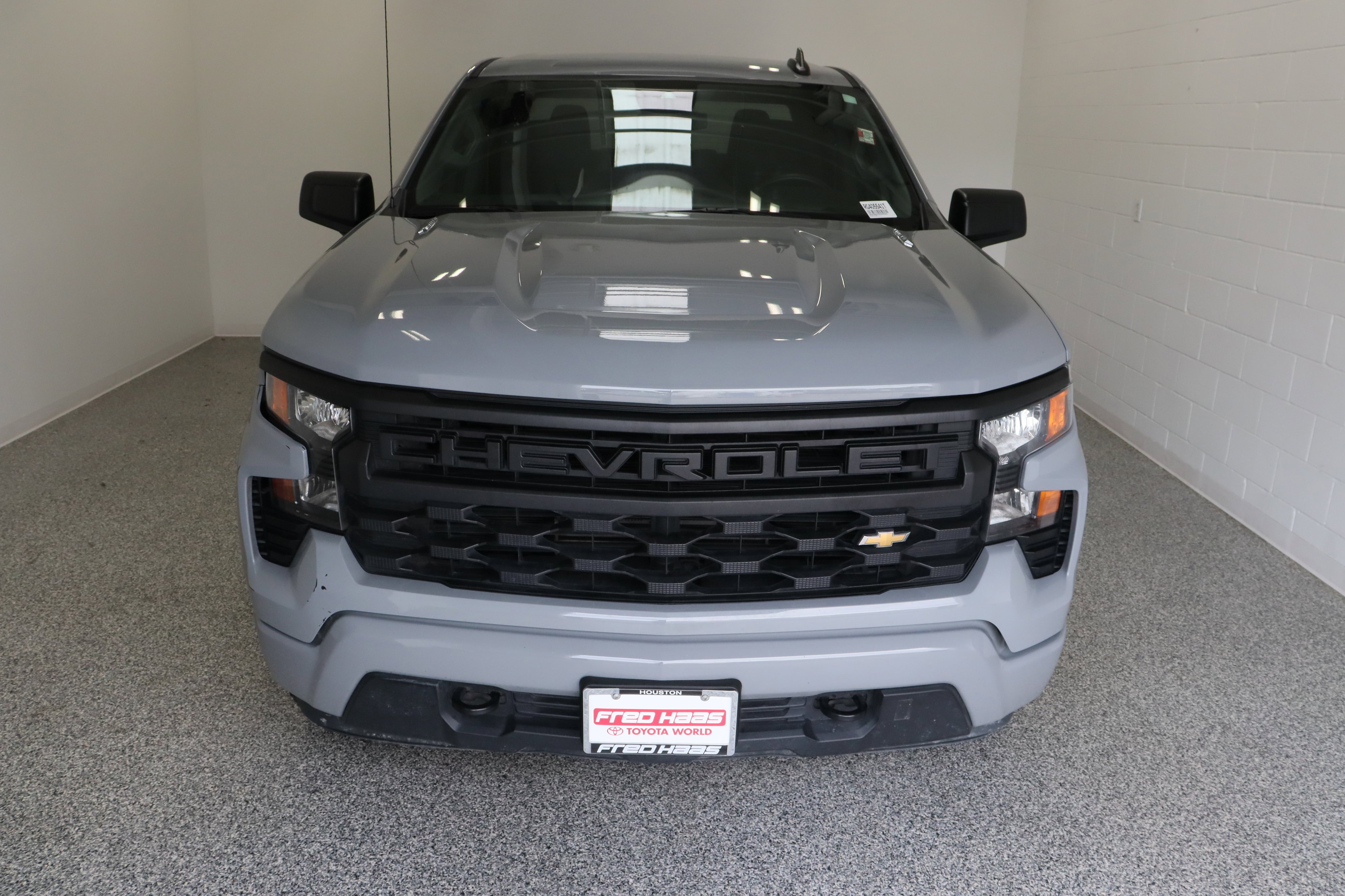 Used 2024 Slate Gray Metallic Chevrolet Custom 2.7T image 3