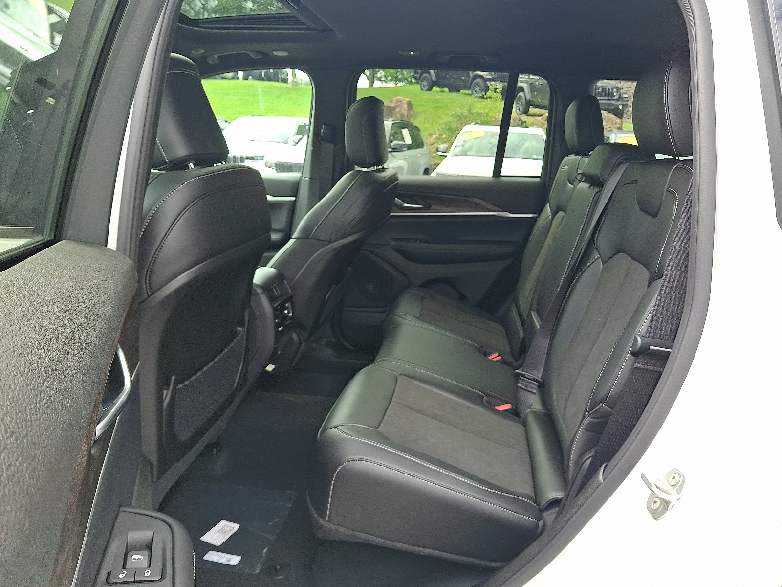 New 2027 Bright White Clear-Coat Paint Jeep Laredo Altitude 4x4 image 6