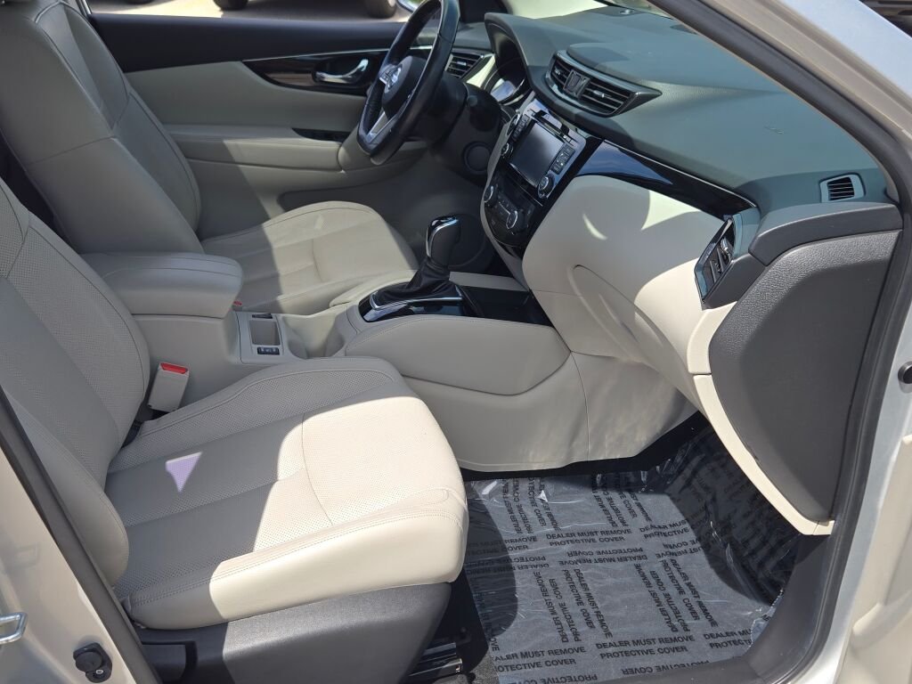Used 2018 Silver Nissan SL image 4