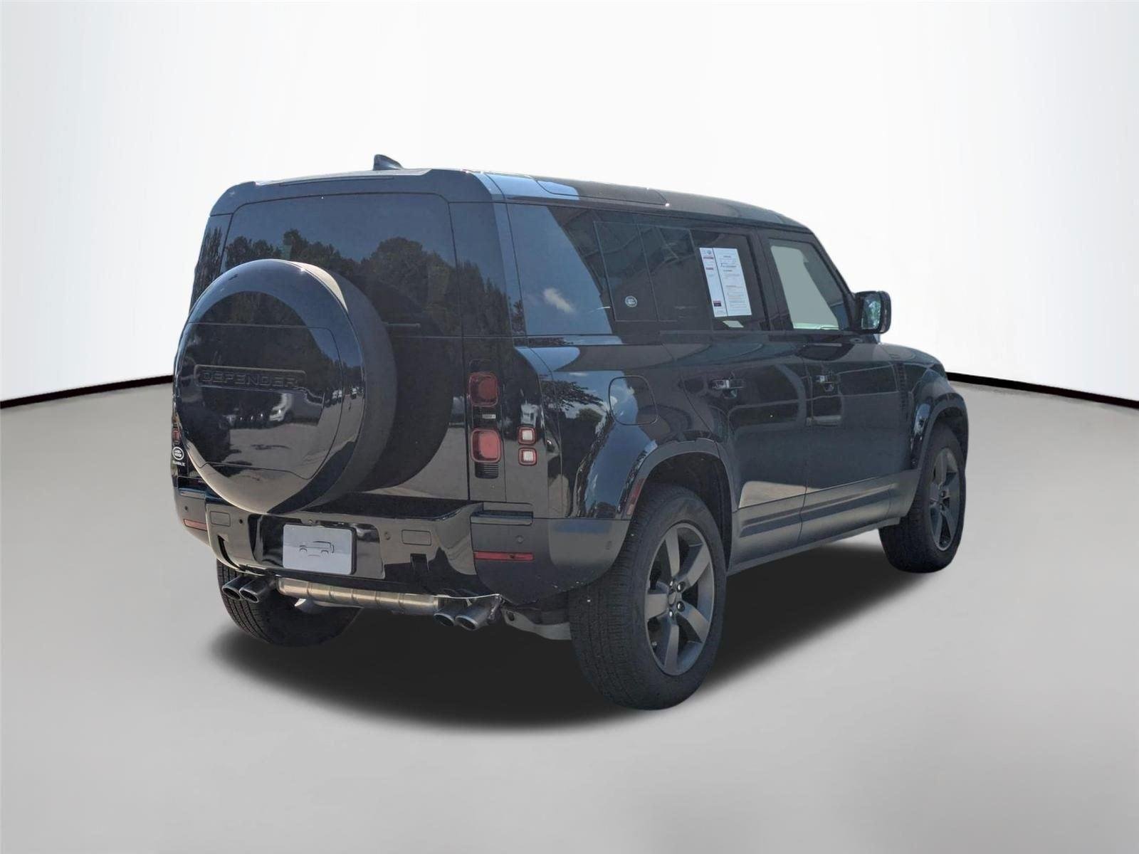 Used 2024 Santorini Black Metallic Land Rover SE image 5