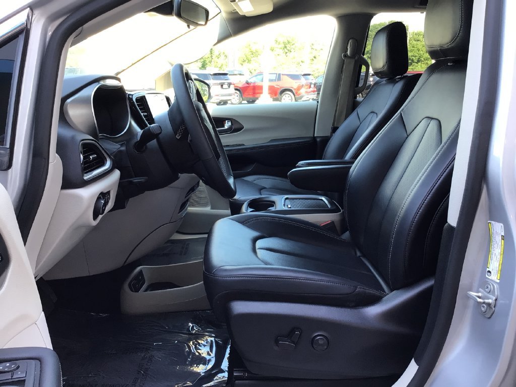 Used 2024 Silver Chrysler Touring L image 23