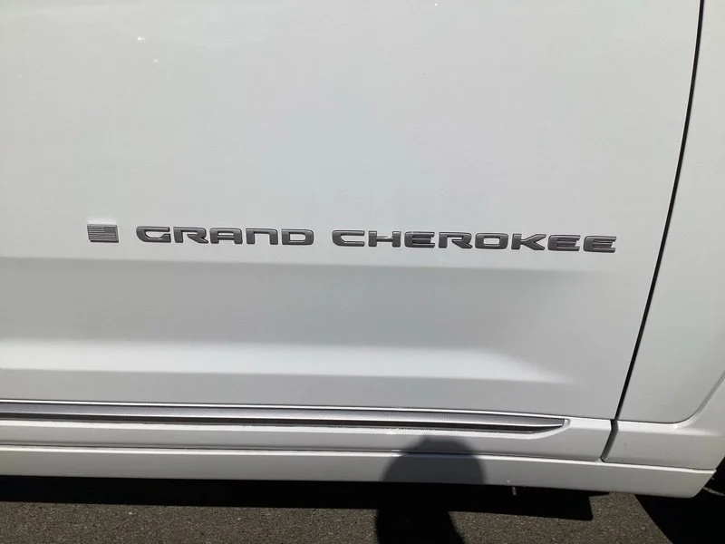 New 2027 Bright White Clearcoat Jeep Summit image 10