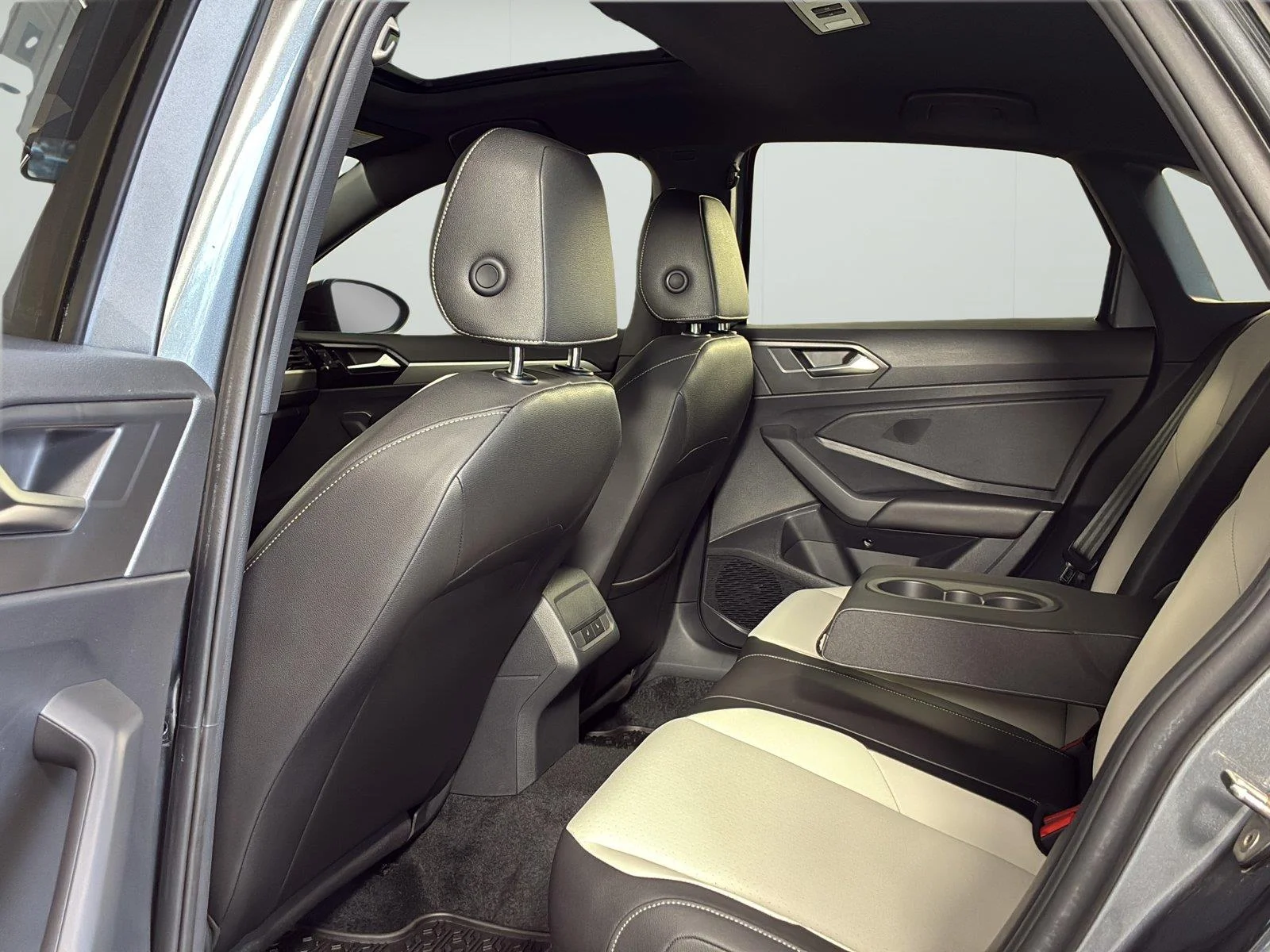 Used 2019 Platinum Gray Metallic Volkswagen R-Line image 13